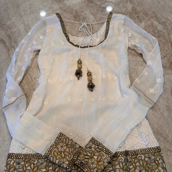 Navy blue lehenga, ivory top, printed dupatta - Picture 14 of 14